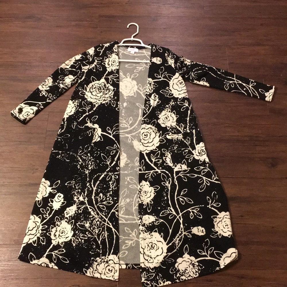 Black and White Rose Design LuLaRoe Sarah XS